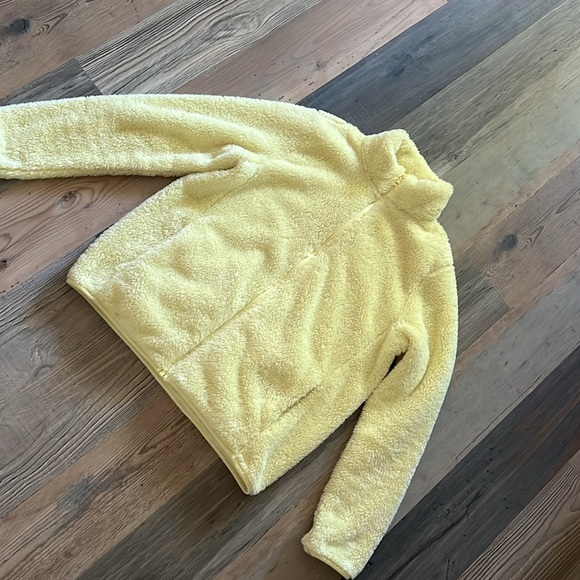 Uniqlo Fuzzy Banana Yellow Short Teddy Jacket Size: Large (L) - Picture 4 of 15
